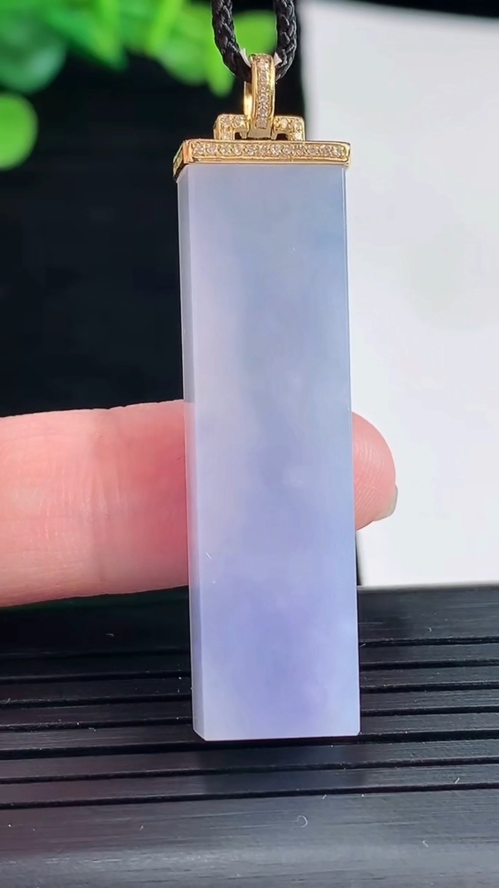 天然A货翡翠18k金紫罗兰无事牌吊坠，尺寸43-11-6重量:11.08g
5月3日