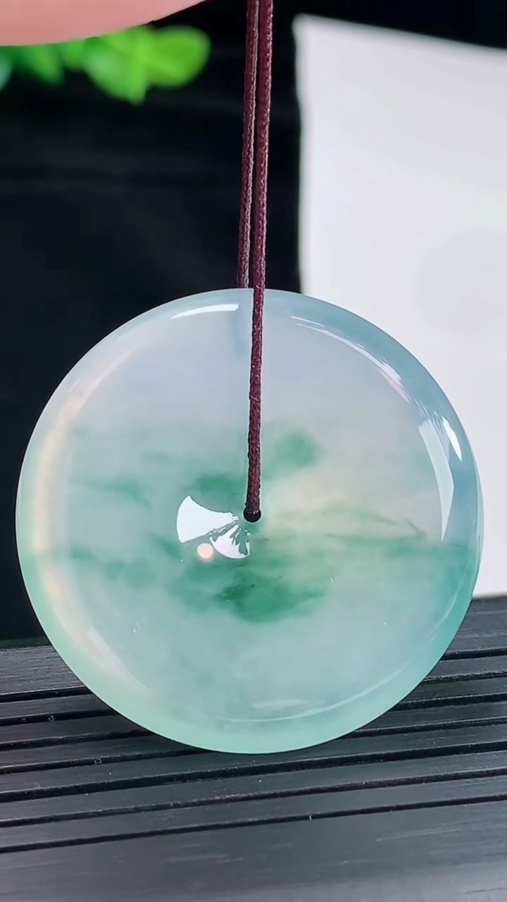 天然A货翡翠种飘花平安扣吊坠，尺寸35.8-5.6重量:16.22g
5月3日