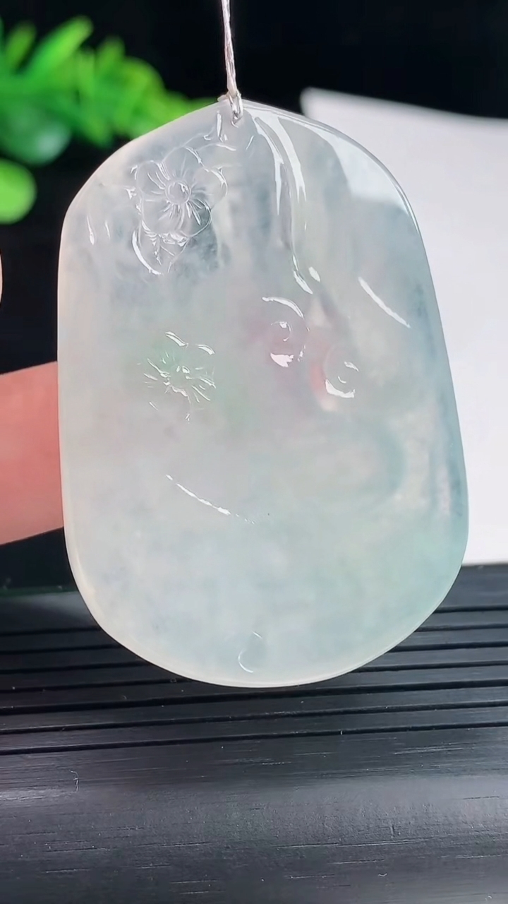 天然A货翡翠大势至菩萨吊坠，尺寸49-35-5.2重量:20.51g
5月3日