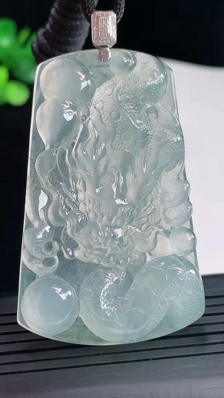 天然A货翡翠龙牌吊坠，尺寸61-38.5-6重量:32.24g
5月3日