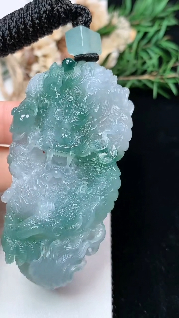 天然A货翡翠龙牌吊坠，尺寸65.7-34.6-12，重量:47.80g
5月3日