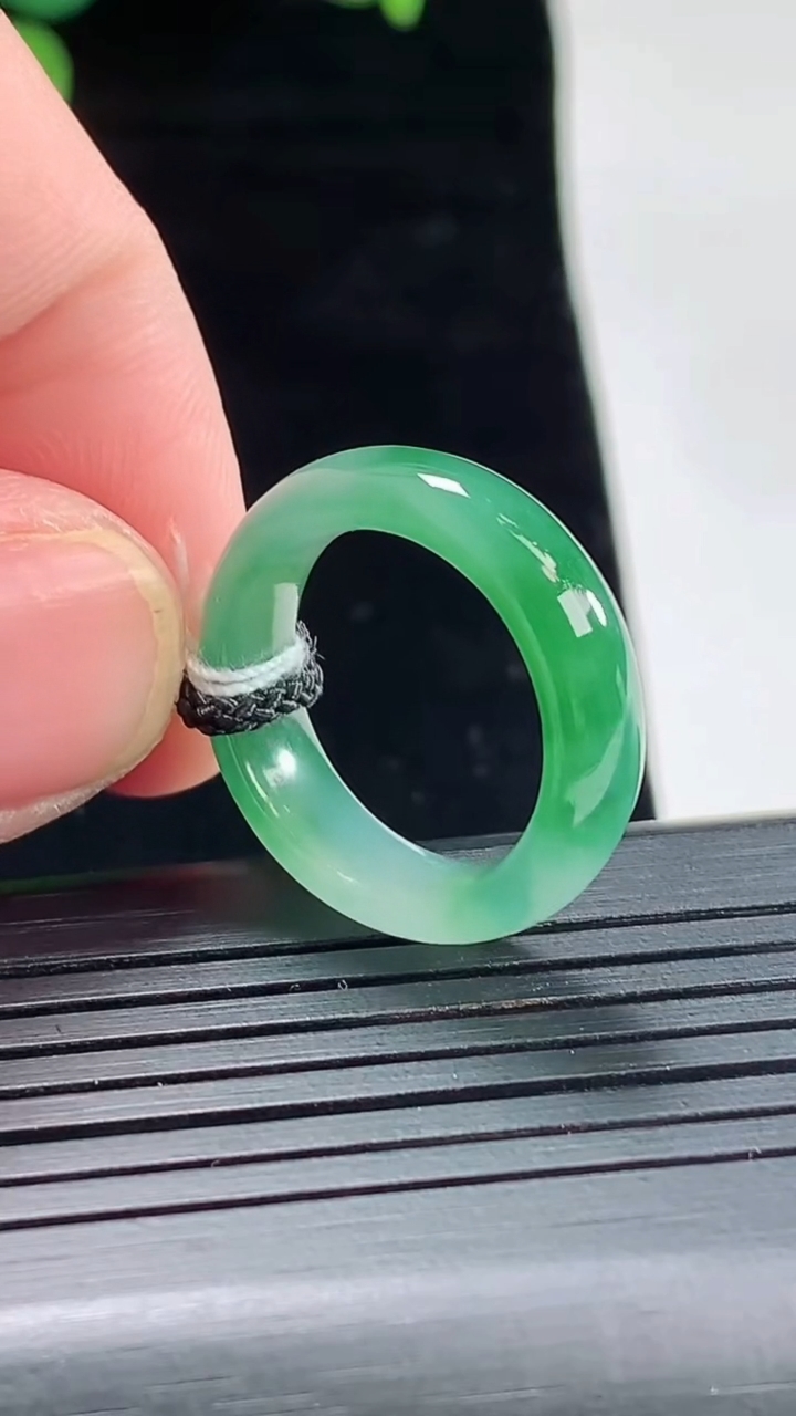 天然A货翡翠玉指环 戒指，尺寸16-5.5-3.2重量:3.27g2026年5月3日
工厂直销收藏佳