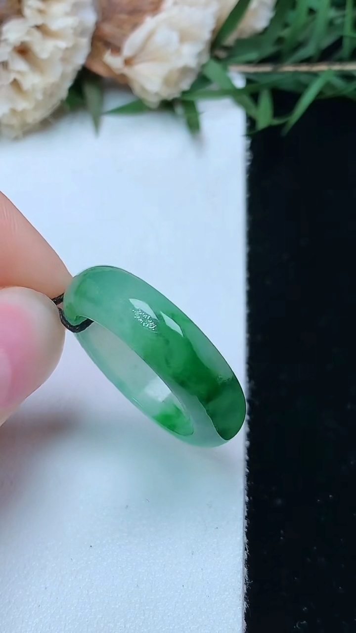 天然A货翡翠指环戒指，尺寸17.2-6-3.4，重量:3.80g2026年5月3日
工厂直销收藏佳品,种好水足，色泽均匀，有种有色，上手高大气！