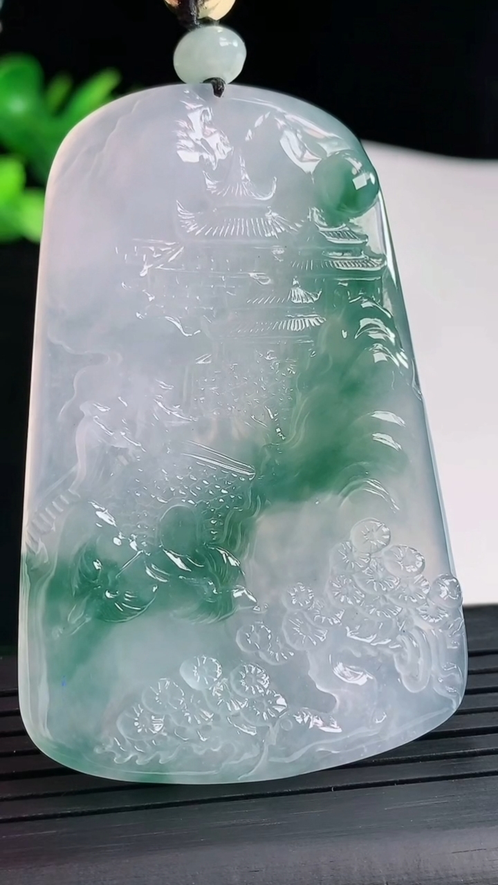 天然A货翡翠种飘花山水牌吊坠，尺寸65-42-5.5重量:34.53g
5月3日