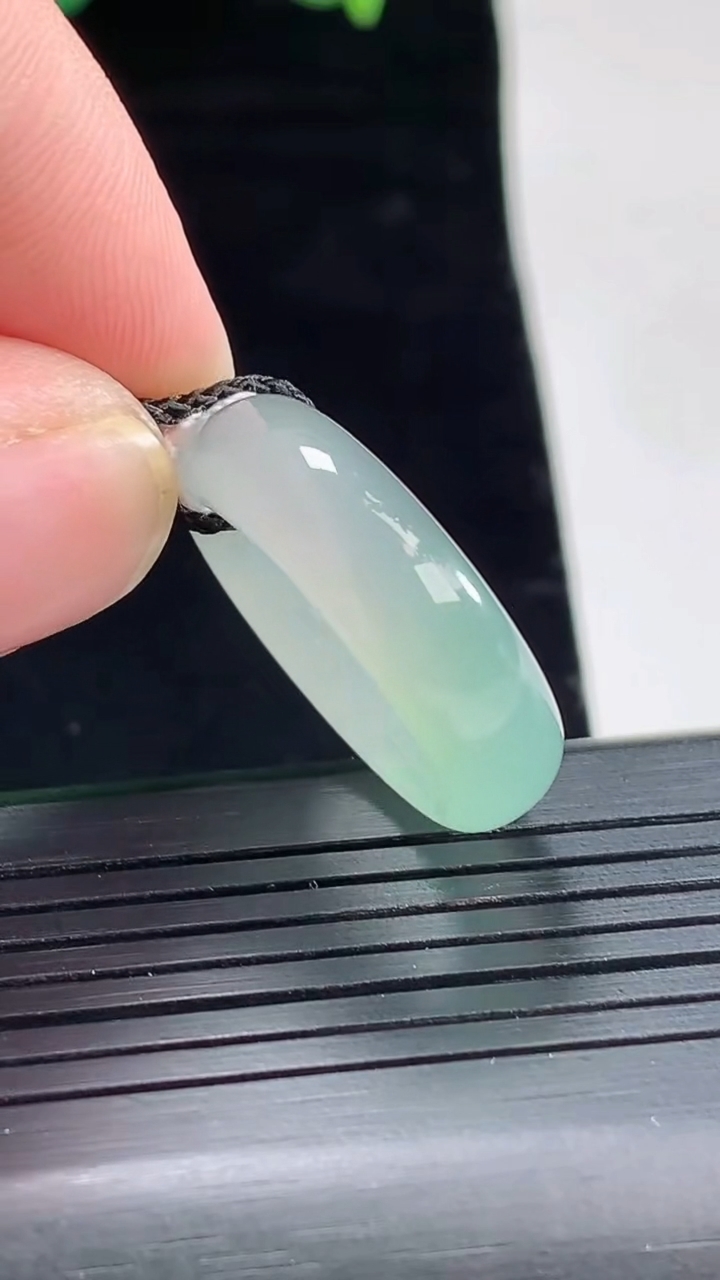天然A货翡翠玉指环 戒指，尺寸17-6.5-4重量:4.84g2026年5月3日
工厂直销收藏佳品,种好水足，色泽均匀，有种有色，上手高大气！
