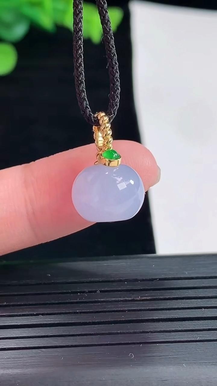 天然A货翡翠18k金紫罗兰圆珠吊坠，尺寸12-10重量:3.28g
5月3日