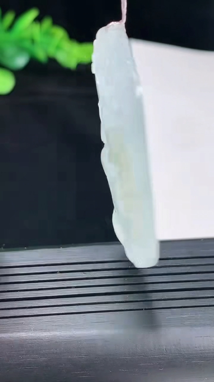 天然A货翡翠大势至菩萨吊坠，尺寸49-35-5.2重量:20.51g
5月3日