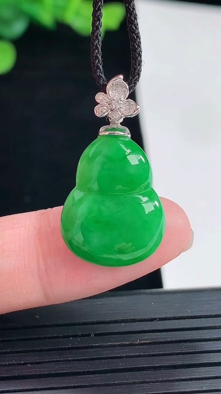 天然A货翡翠葫芦吊坠，尺寸18.5-15.6-3.8重量:2.87g
5月3日