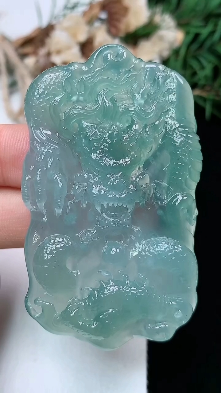 天然A货翡翠蓝水龙牌吊坠，尺寸59-33.2-6.6，重量:23.39g
5月3日