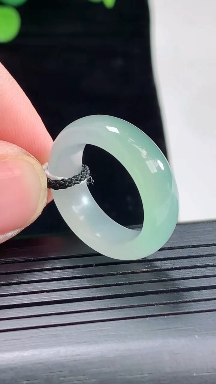 天然A货翡翠玉指环 戒指，尺寸17-6.5-4重量:4.84g2026年5月3日
工厂直销收藏佳品,种好水足，色泽均匀，有种有色，上手高大气！