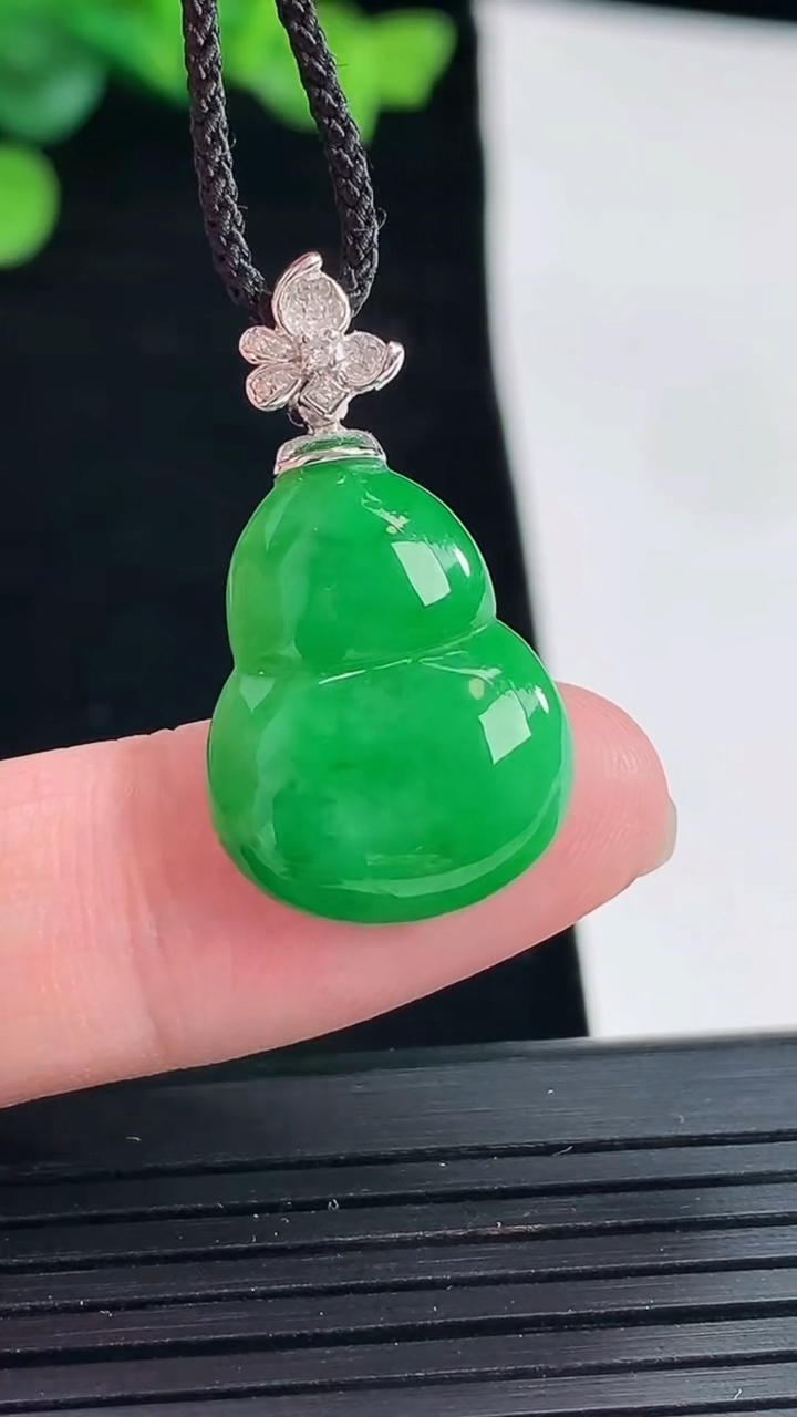 天然A货翡翠葫芦吊坠，尺寸18.5-15.6-3.8重量:2.87g
5月3日