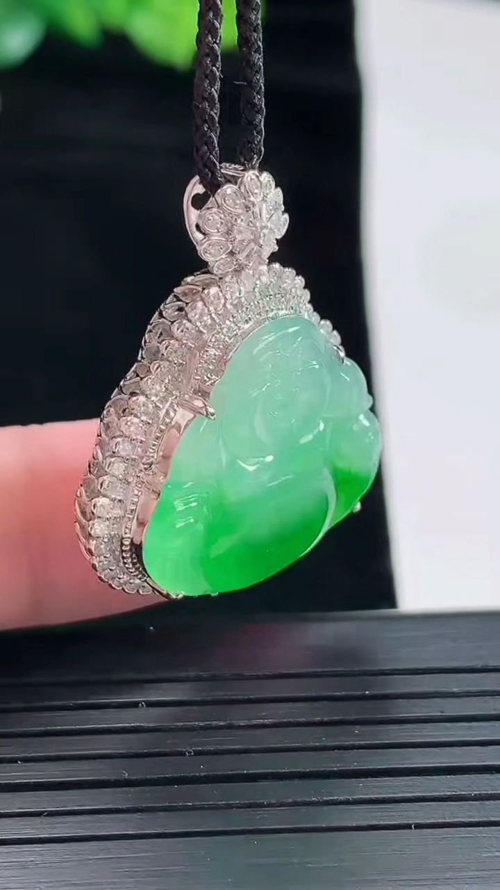 天然A货翡翠佛公吊坠，尺寸31-26-10，裸石19.6-22重量:7.20g
5月3日
