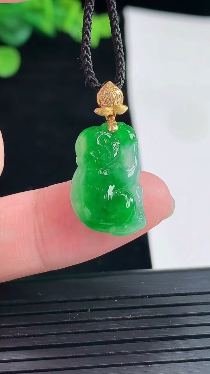 天然A货翡翠生肖猴吊坠，尺寸18-12.2-4.6重量:2.49g
5月3日