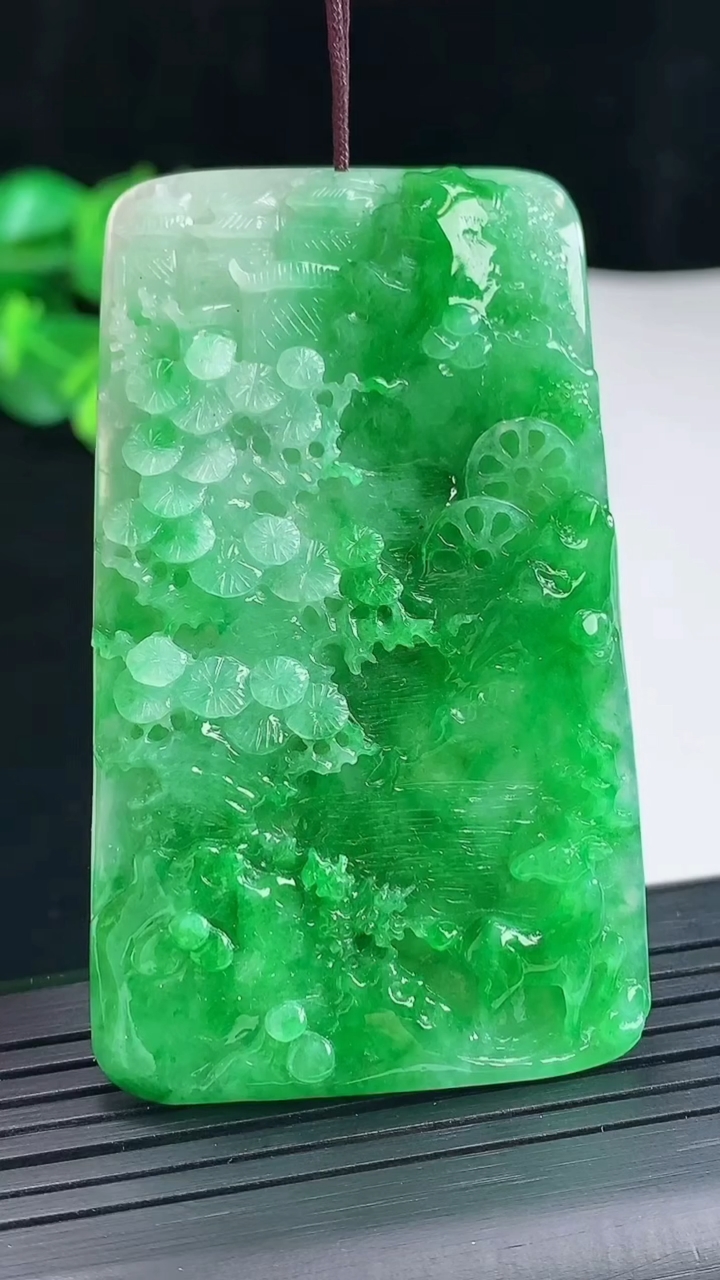 天然A货翡翠山水牌吊坠，尺寸63.5-38-6.5重量:28.18g
5月3日