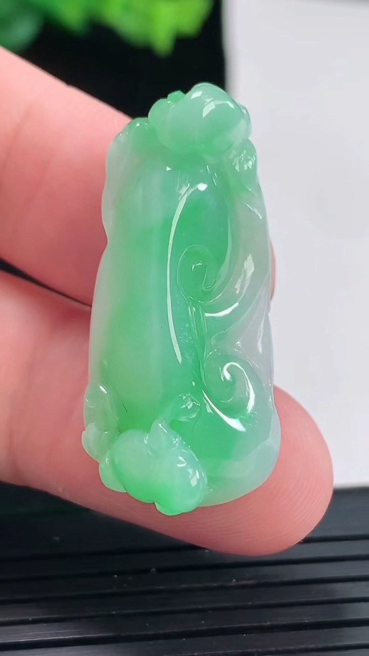 天然A货翡翠如意吊坠，尺寸34.6-16.5-12重量:8.66g
5月3日