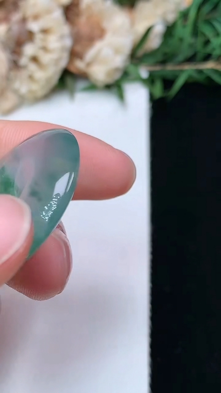 天然A货翡翠飘花平安扣吊坠，尺寸27.7-5.4，重量:8.42g
5月3日