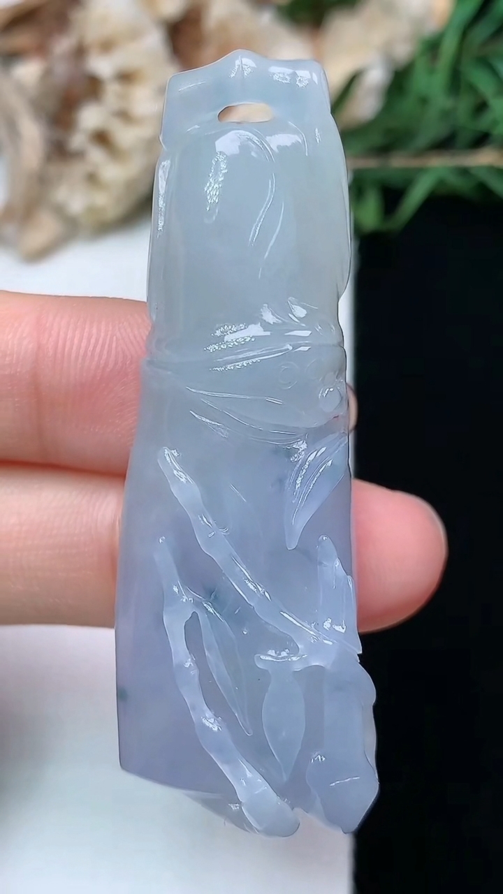 天然A货翡翠紫罗兰 飘花节节高升 竹节吊坠，尺寸54-18.7-11.6，重量:20.85g
5月3日