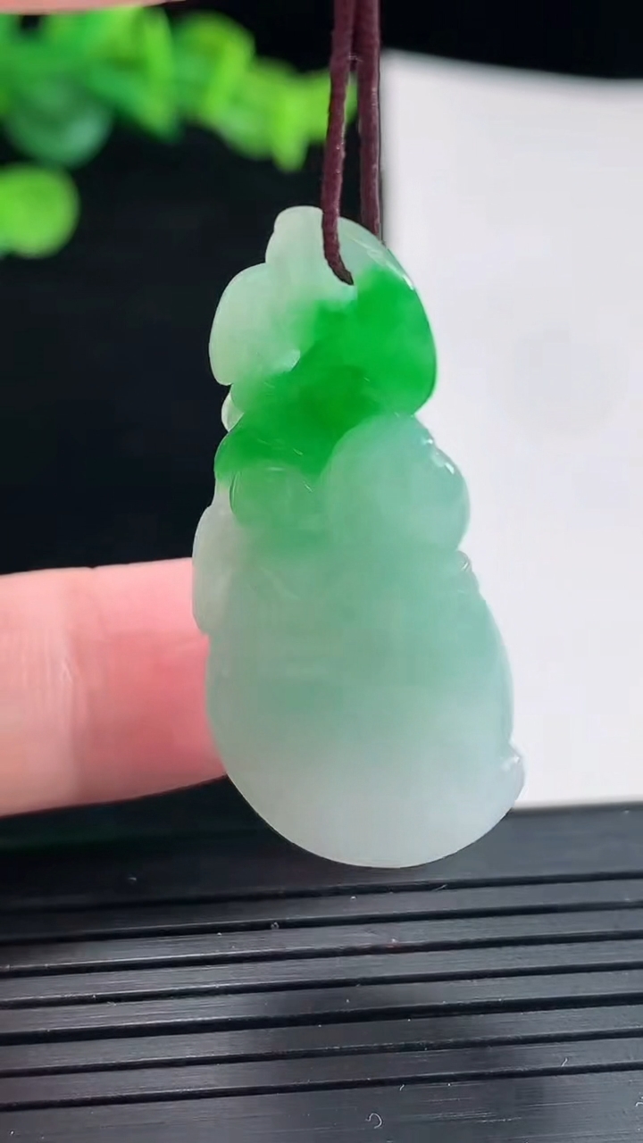 天然A货翡翠寿桃吊坠，尺寸40-19-8重量:9.20g
5月3日