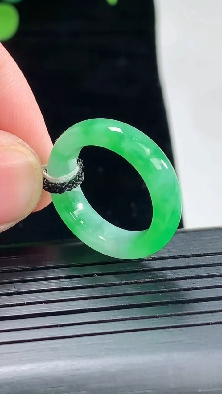 天然A货翡翠玉指环 戒指，尺寸16.3-5.2-3.5重量:3.54g2026年5月3日
工厂直销收藏佳品,种好水足，色泽均匀，有种有色，上手高大气！