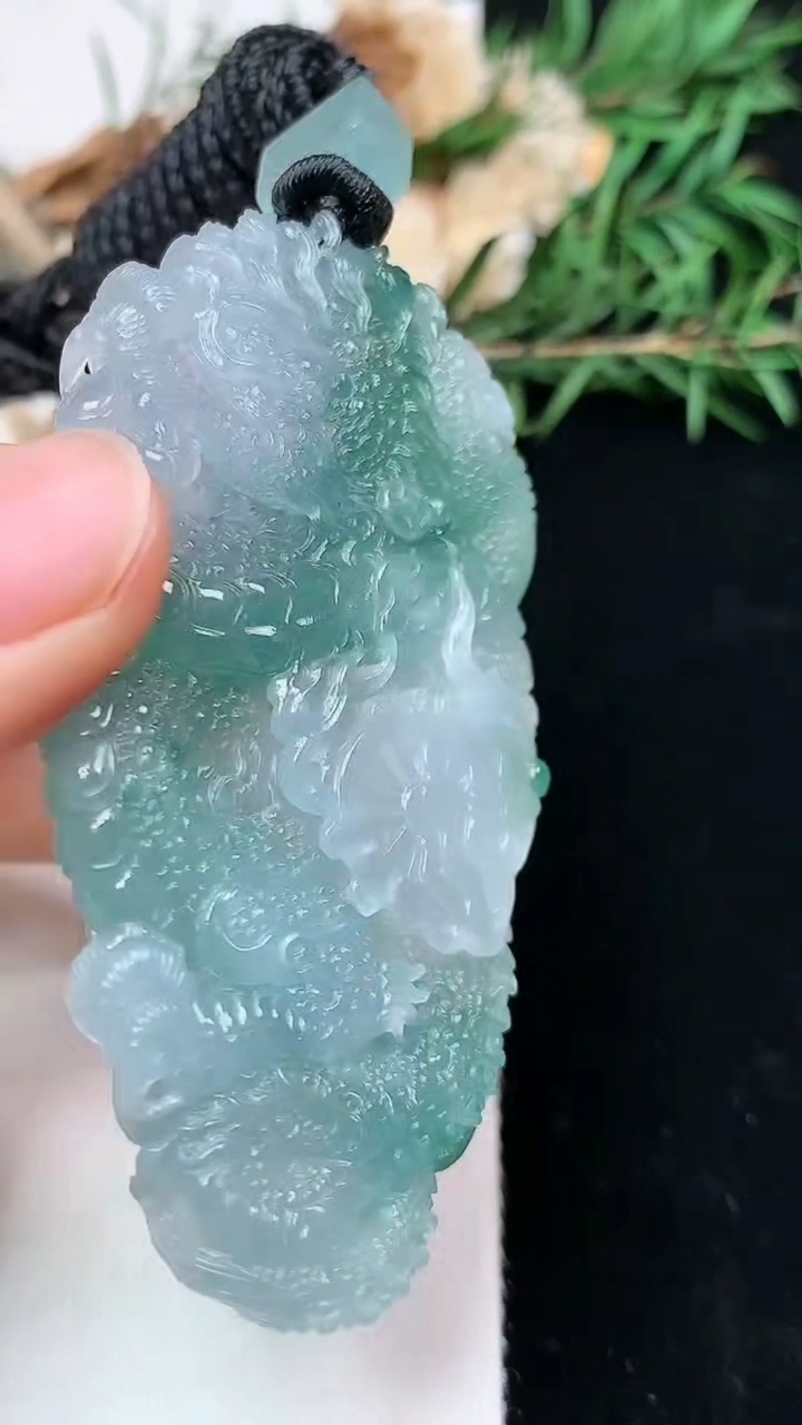 天然A货翡翠龙牌吊坠，尺寸65.7-34.6-12，重量:47.80g
5月3日