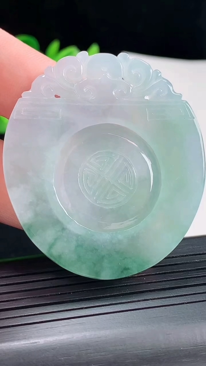 天然A货翡翠时来运转吊坠，尺寸52.5-46.6-4重量:22.63g
5月3日