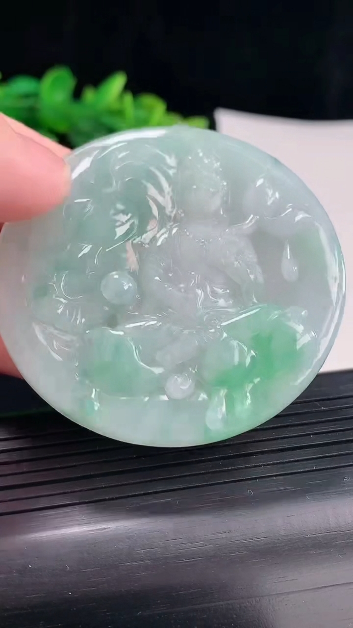 天然A货翡翠飘普贤菩萨吊坠，尺寸56.5-7.6重量:40.65g
5月3日