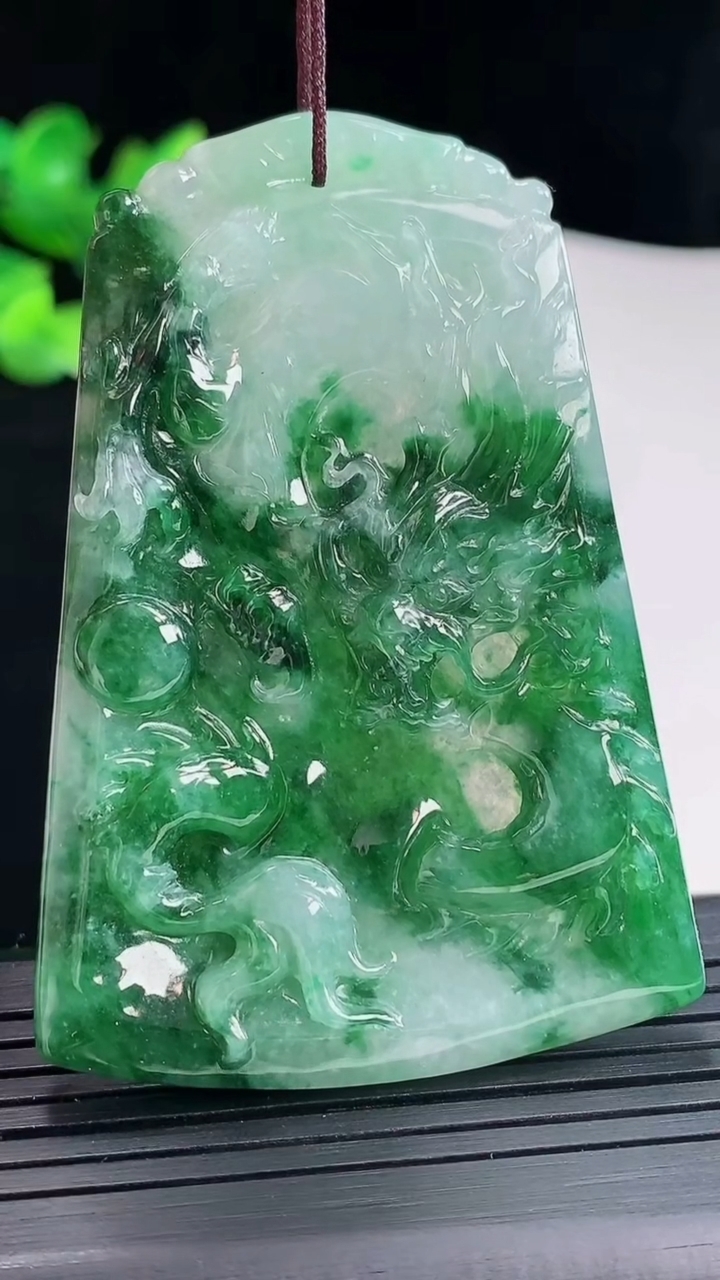 天然A货翡翠飘花龙牌吊坠，尺寸65-45-5.6重量:30.57g
5月3日