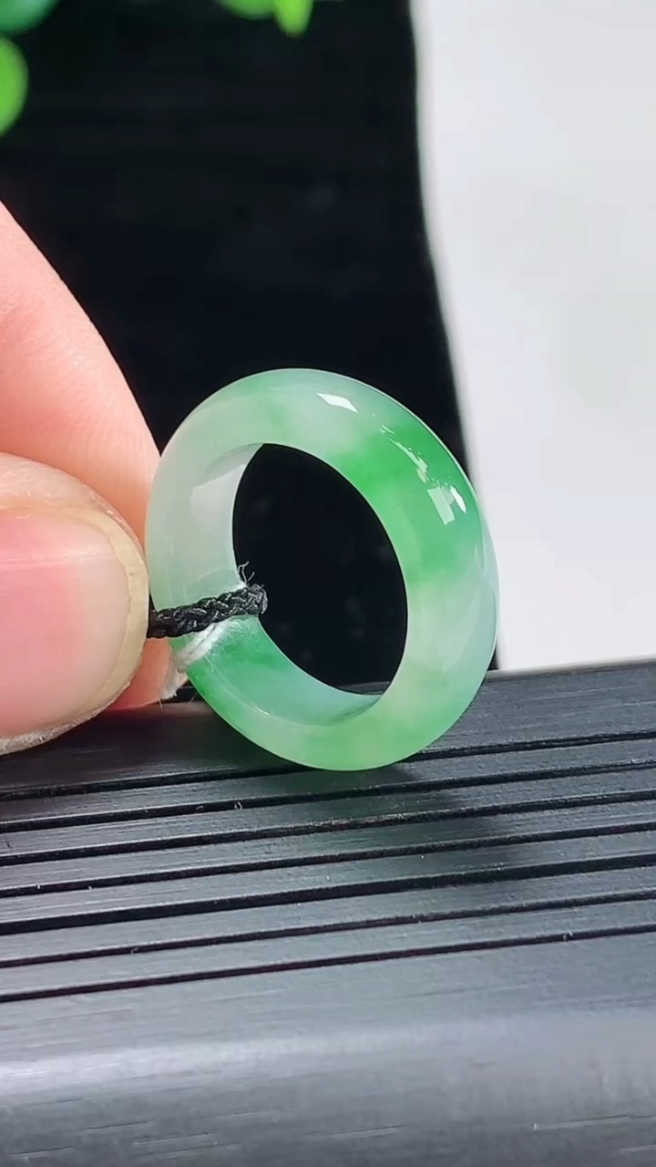 天然A货翡翠玉指环 戒指，尺寸15.5-5.6-3重量:3.59g2026年5月3日
工厂直销收藏佳