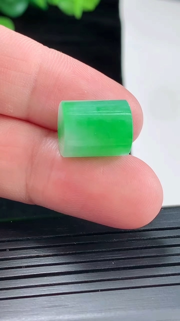 天然A货翡翠路路通吊坠，尺寸13.5-11重量:4.64g
5月3日