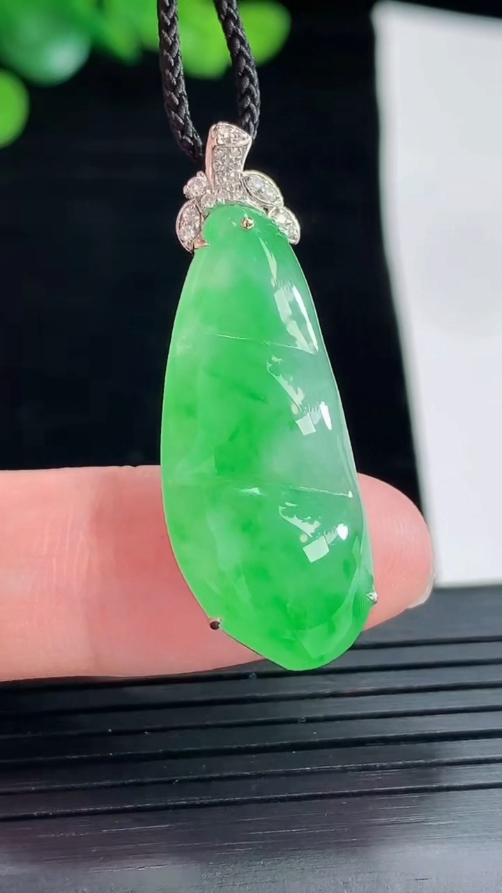 天然A货翡翠福豆吊坠，尺寸37-12.5-8，裸石32.5-13重量:5.15g
5月3日