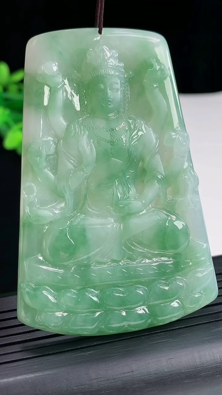 天然A货翡翠千手观音菩萨吊坠，尺寸73-49-5.2重量:43.01g
5月3日