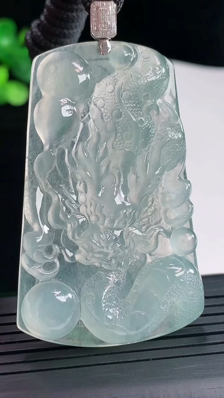 天然A货翡翠龙牌吊坠，尺寸61-38.5-6重量:32.24g
5月3日