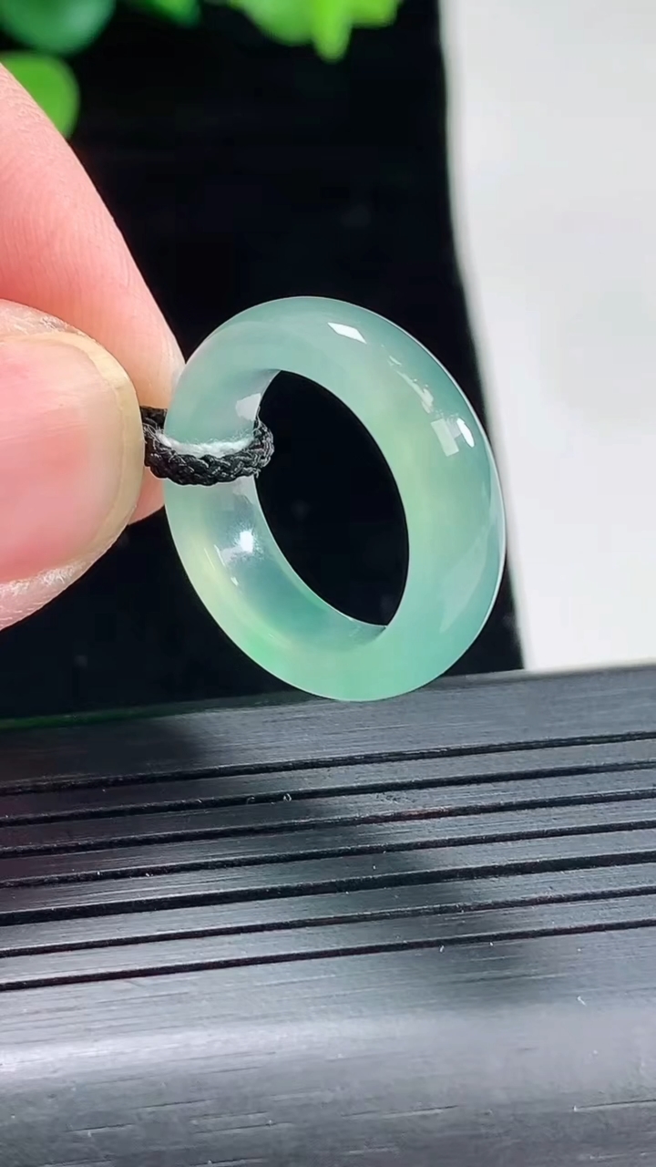 天然A货翡翠玉指环 戒指，尺寸15-5.6-3.5重量:3.53g2026年5月3日
工厂直销收藏佳