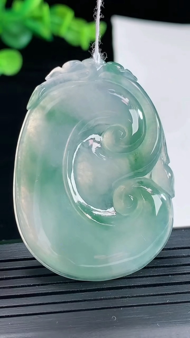 天然A货翡翠冰种飘花如意吊坠，尺寸48.5-35-5.2重量:17.42g
5月3日