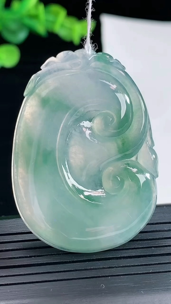 天然A货翡翠冰种飘花如意吊坠，尺寸48.5-35-5.2重量:17.42g
5月3日