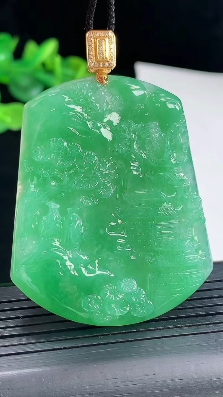 天然A货翡翠山水牌吊坠，尺寸53.5-43-5重量:25.81g
5月3日