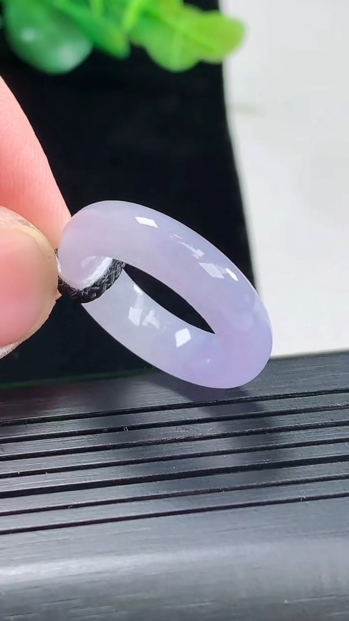 天然A货翡翠紫罗兰玉指环 戒指，尺寸16.8-5.6-4重量:4.48g2026年5月3日
工厂直销收藏佳品,种好水足，色泽均匀，有种有色，上手高大气！