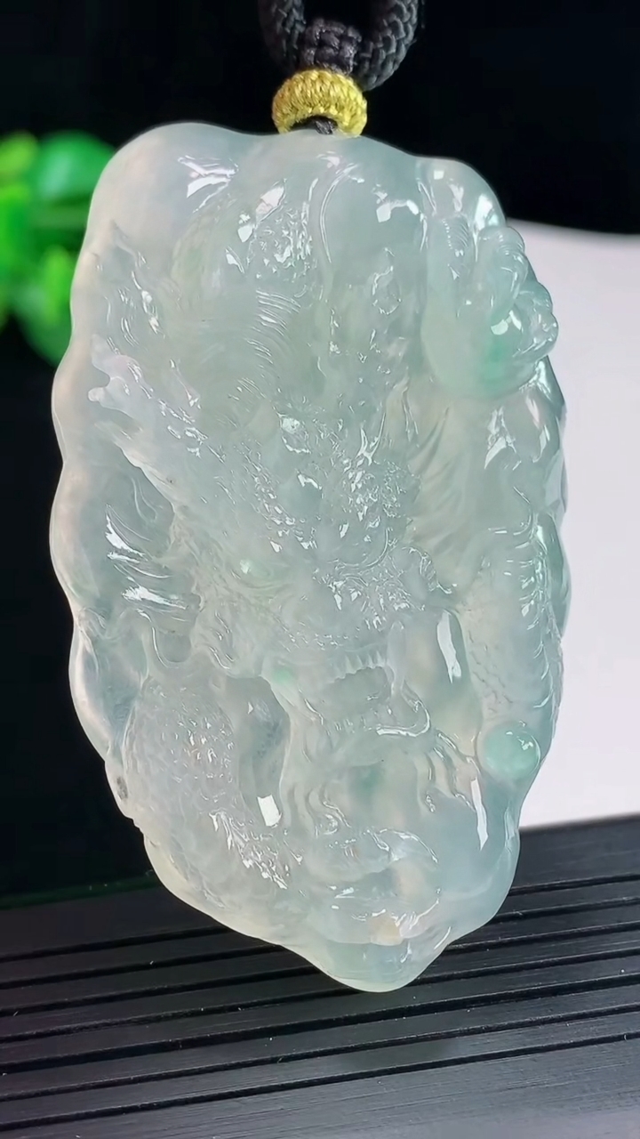 天然A货翡翠龙牌吊坠，尺寸64-38-10重量:48.73g
5月3日