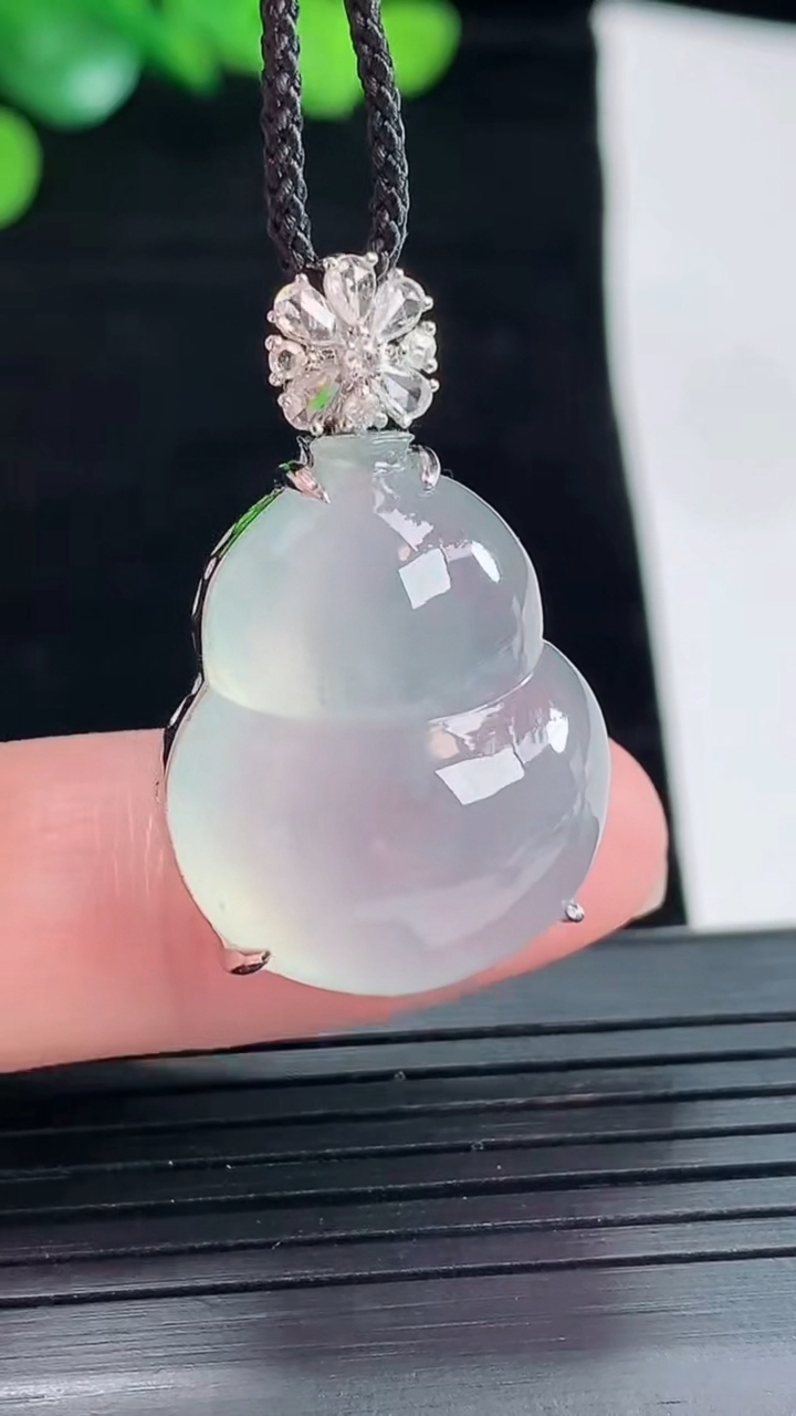 天然A货翡翠种飘花葫芦吊坠，尺寸31-19.2-10，裸石24-19.5重量:7.87g
5月3日