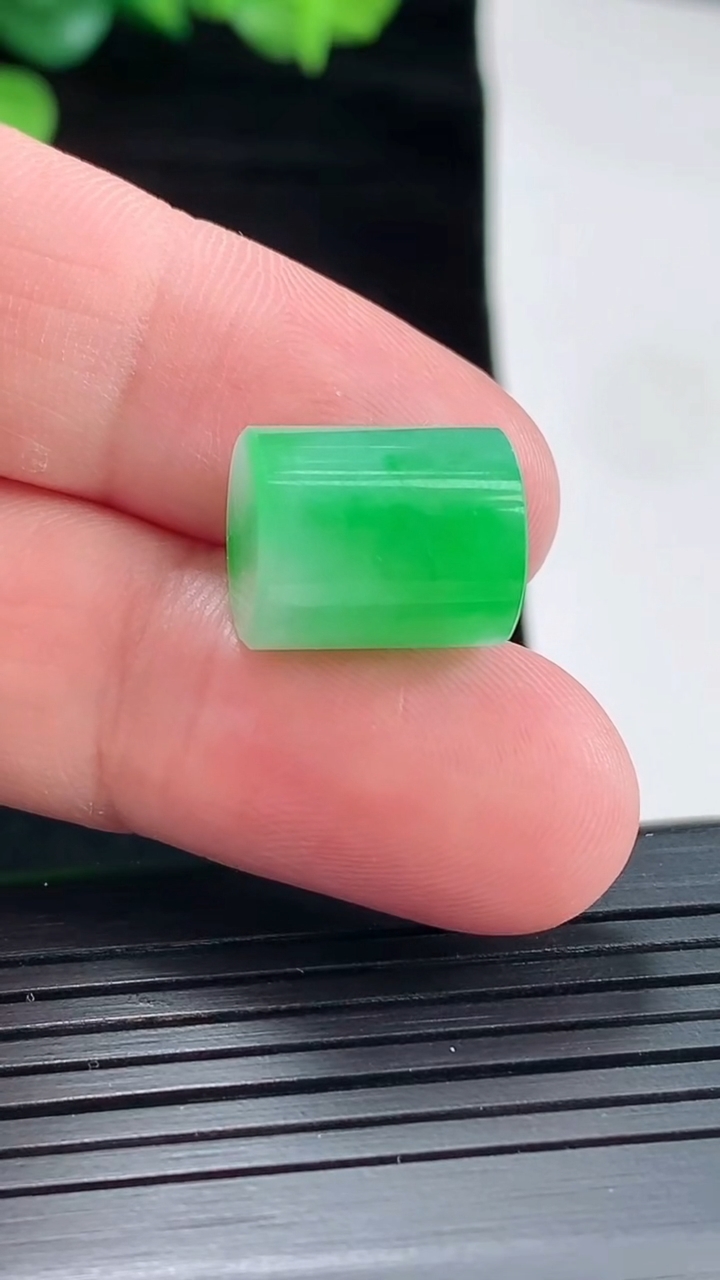 天然A货翡翠路路通吊坠，尺寸13.5-11重量:4.64g
5月3日