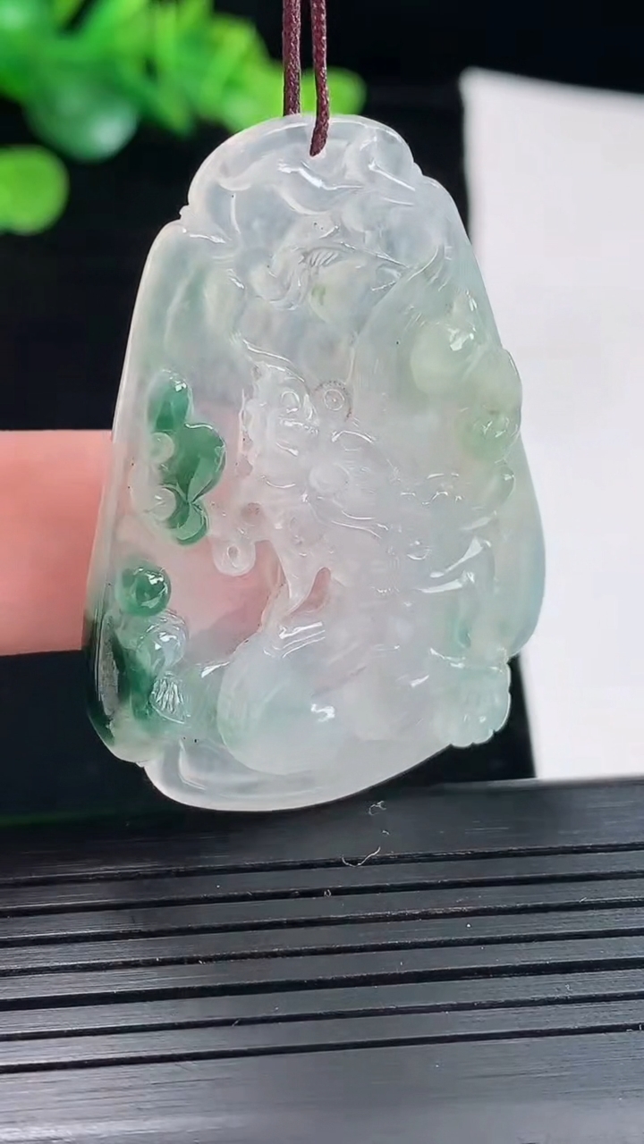 天然A货翡翠冰种飘花龙牌吊坠，尺寸47-34-5重量:14.19g
5月3日