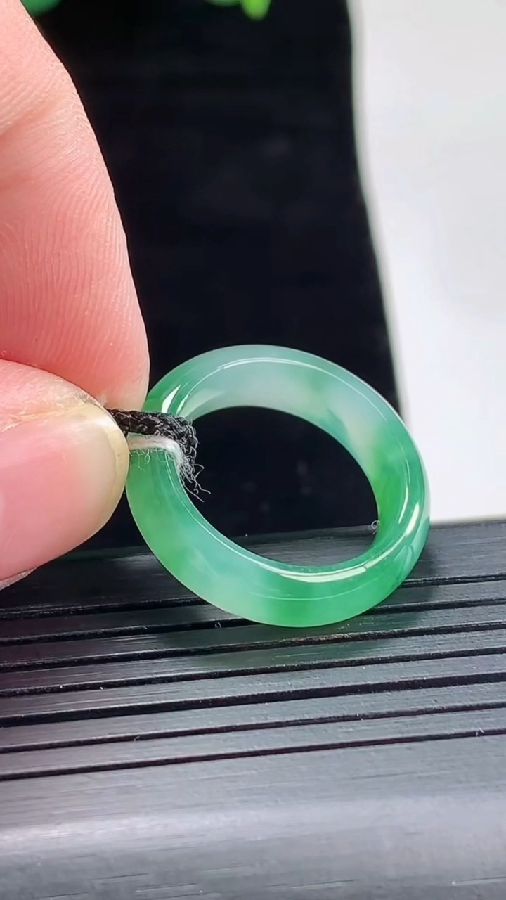天然A货翡翠玉指环 戒指，尺寸16-5.5-3.2重量:3.27g2026年5月3日
工厂直销收藏佳品,种好水足，色泽均匀，有种有色，上手高大气！