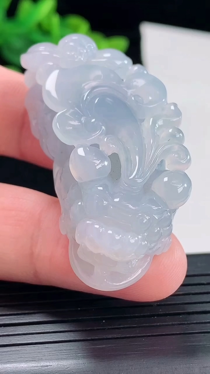 天然A货翡翠冰种紫罗兰貔貅吊坠，尺寸50.5-23-15重量:34.82g
5月3日