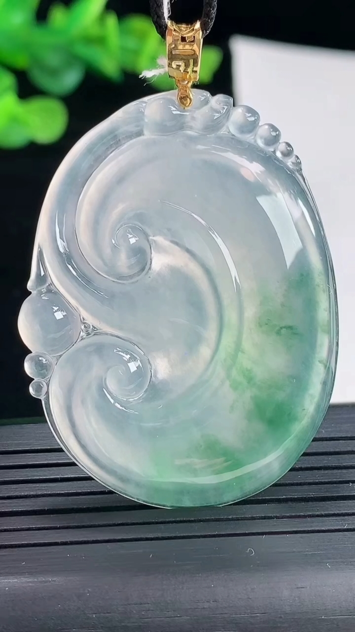 天然A货翡翠种飘花如意吊坠，尺寸47.5-38-4.5重量:16.05g
5月3日