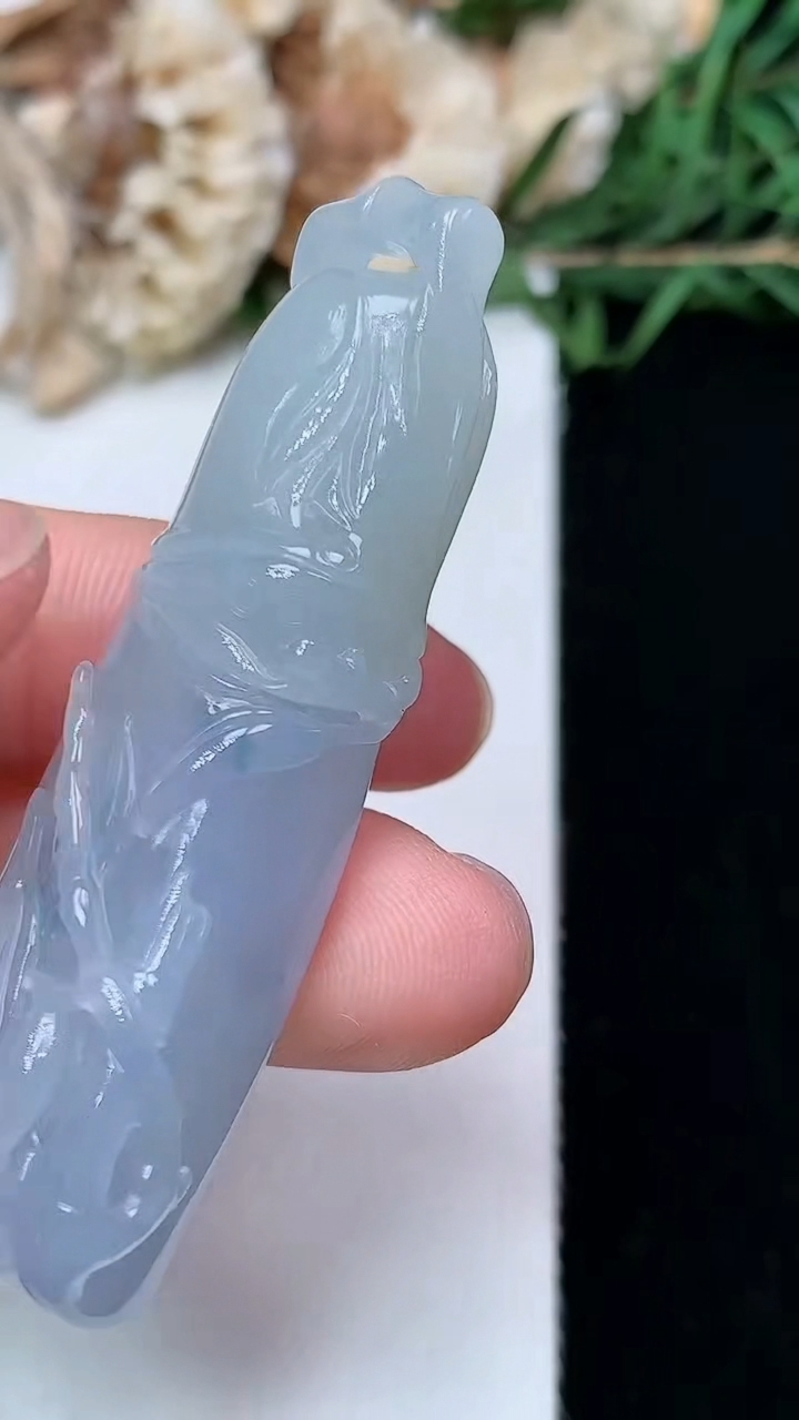 天然A货翡翠紫罗兰 飘花节节高升 竹节吊坠，尺寸54-18.7-11.6，重量:20.85g
5月3日