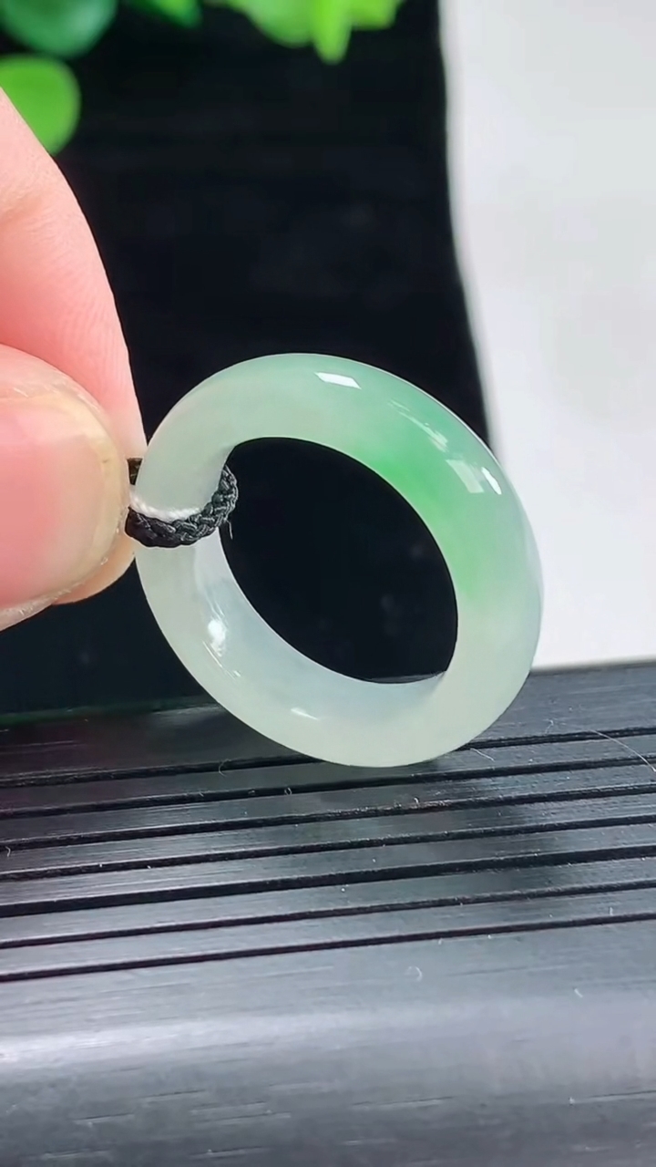 天然A货翡翠玉指环 戒指，尺寸17.8-6-3.8重量:4.51g2026年5月3日
工厂直销收藏佳品,种好水足，色泽均匀，有种有色，上手高大气！