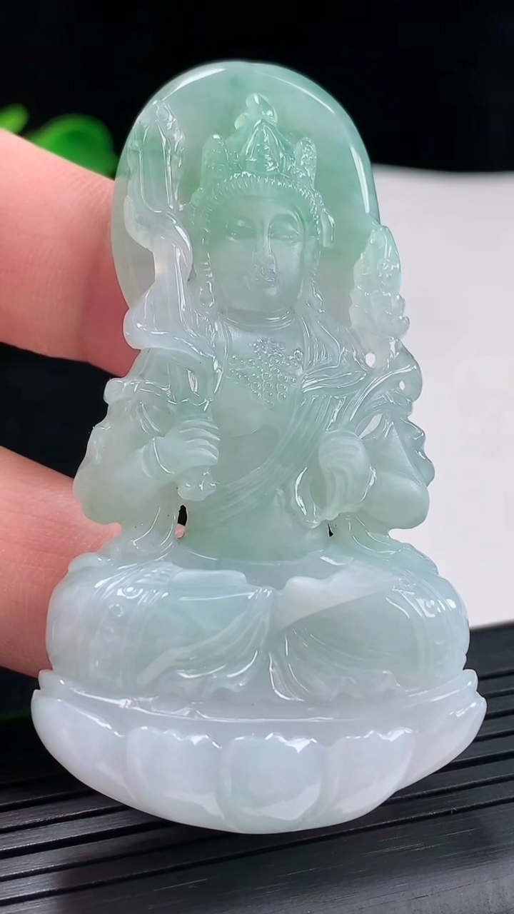 天然A货翡翠虚空藏菩萨吊坠，尺寸68-38-12重量:44.75g
5月3日