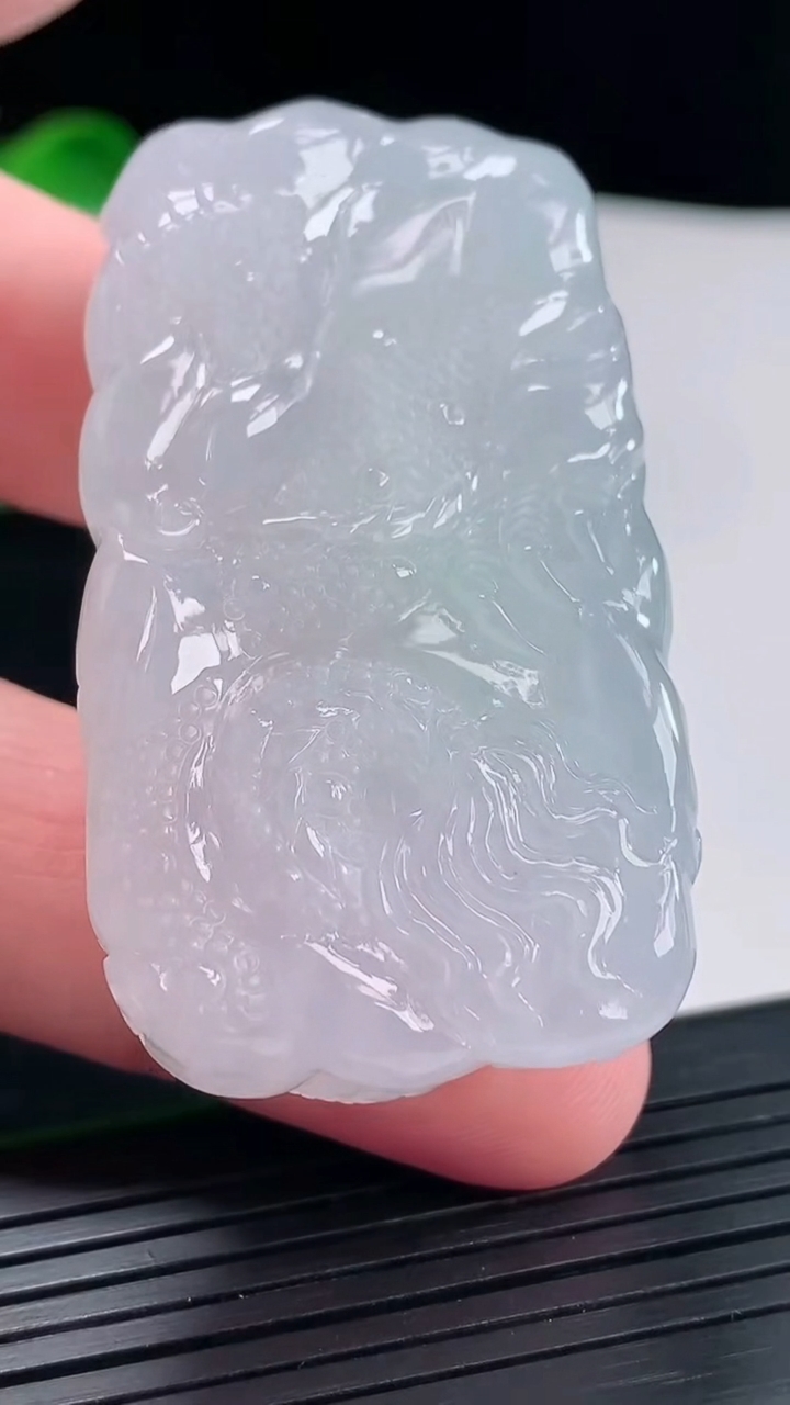 天然A货翡翠龙牌吊坠，尺寸54-30-17重量:62.66g
5月3日