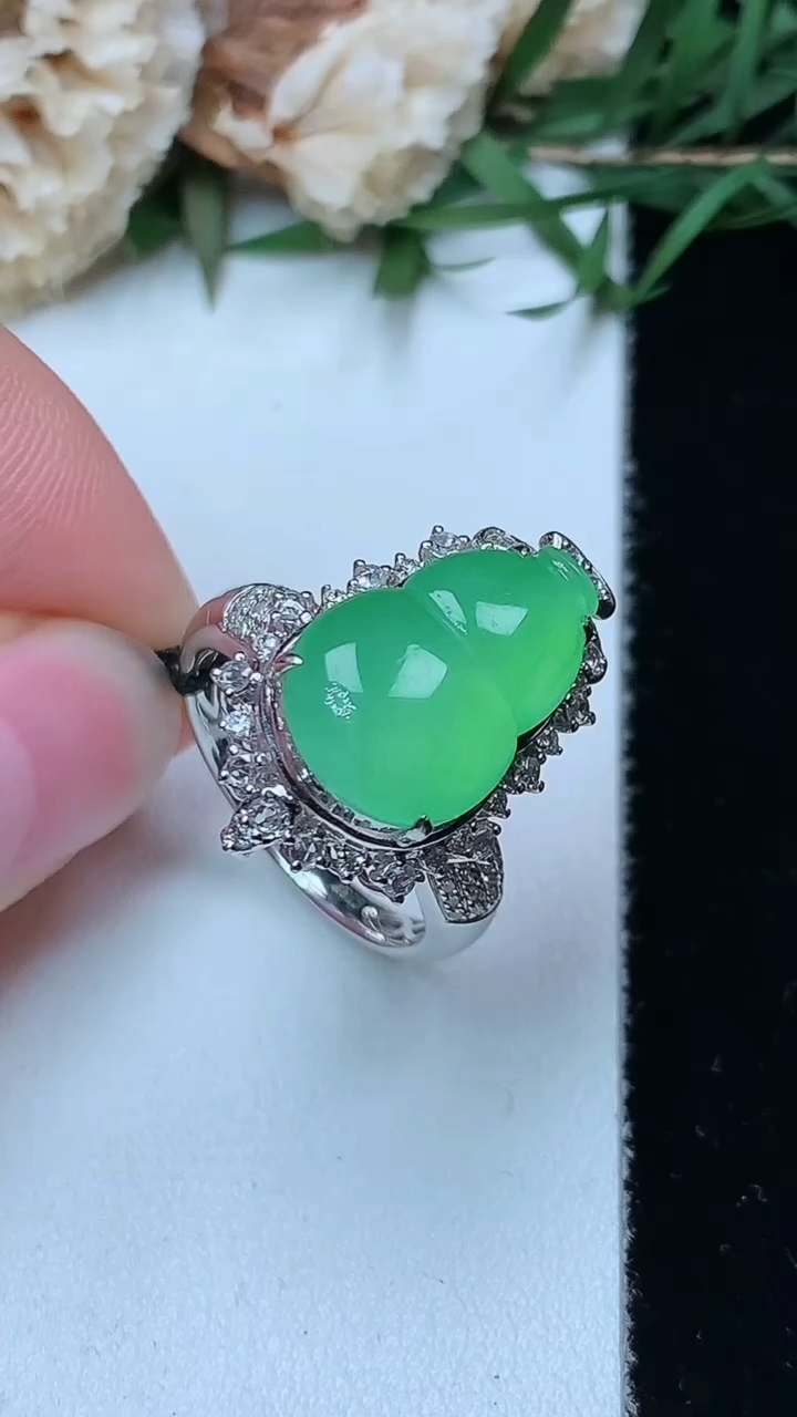 天然A货翡翠葫芦戒指 吊坠两用款，尺寸17.4-15-10.2，重量:7.00g2026年5月3日
