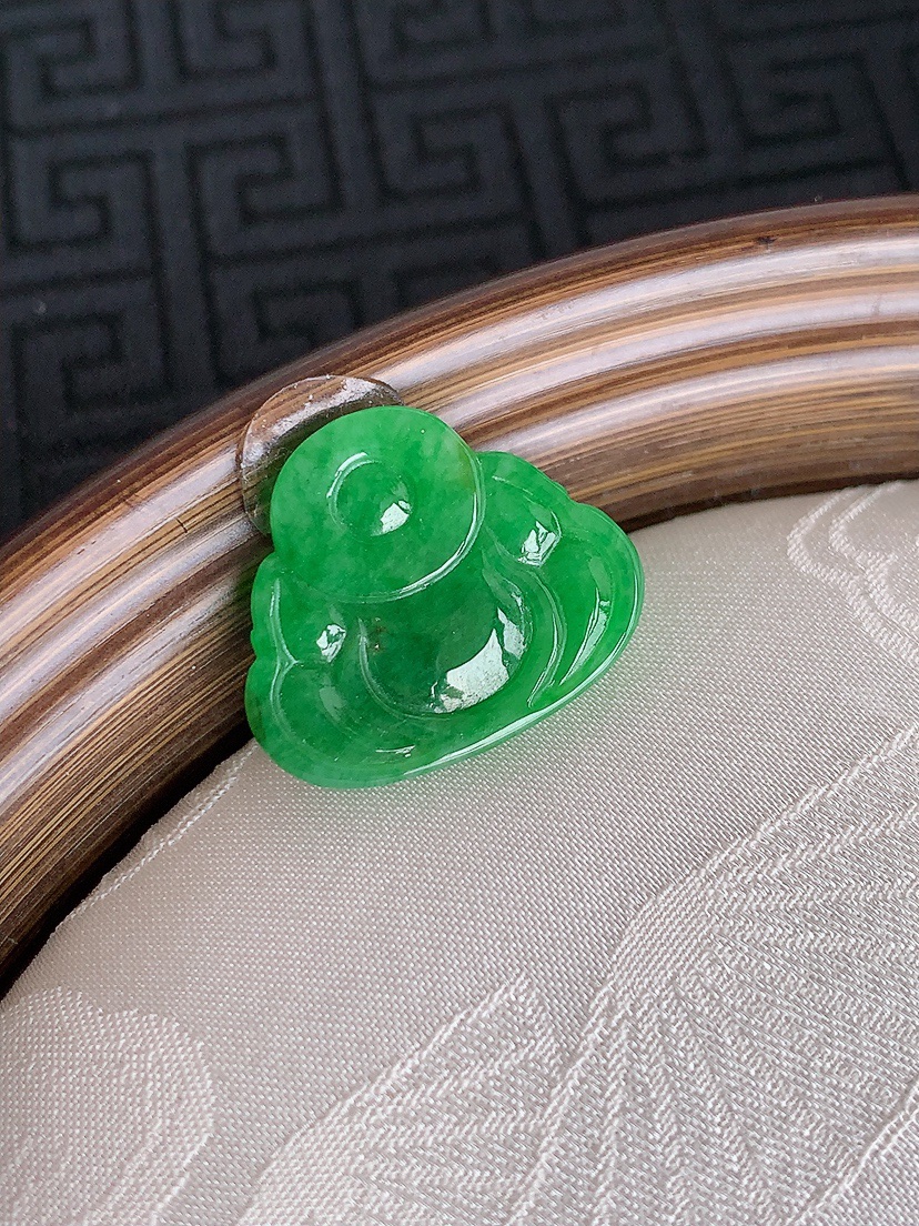天然A货翡翠满绿佛公镶嵌件 
尺寸17.5-20.4-3.6mm 重量2.50g 0430